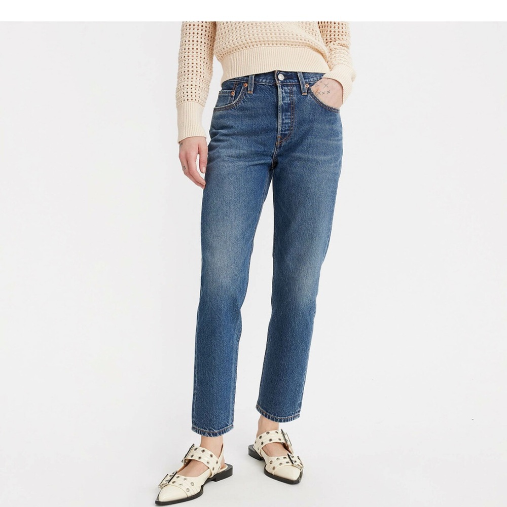 Levi’s women’s cropped straight leg 501 original button fly  size 32x26